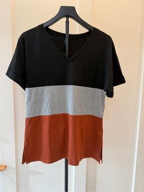 Women’s small tshirt tri color #383